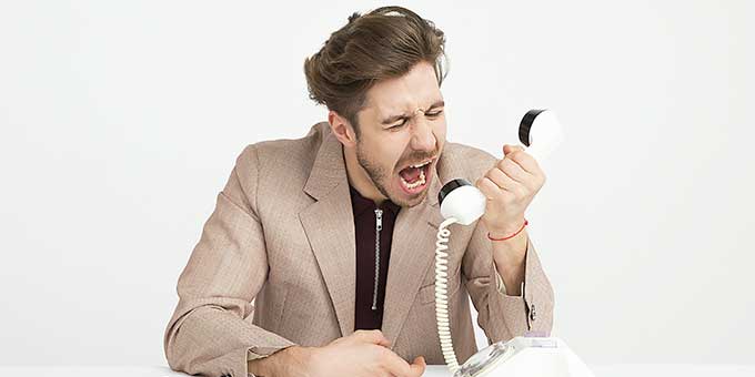 polarisatie uitgebeeld boos telefoongesprek