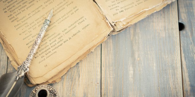 betekenis cassatie: een oud boek met een schrijfveer en een inktpot
